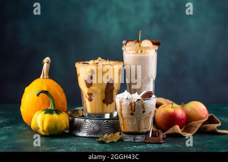 Set aus Herbst-Smoothie mit Kürbis, Apfel und Pecan Stockfoto