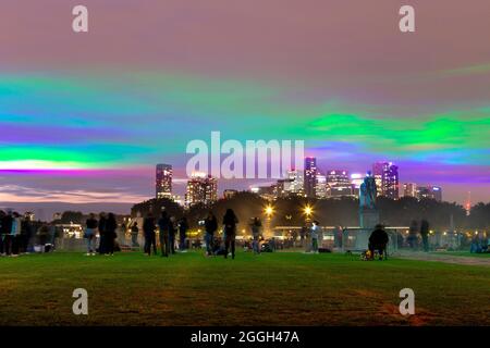 Borealis Lichtinstallation von Dan Acher, Greenwich and Docklands International Festival, Canary Wharf im Hintergrund, Old Royal Naval College, London Stockfoto