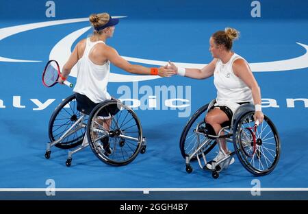 Diede de de Groot (links) und Aniek van Koot treten am achten Tag der Paralympischen Spiele in Tokio 2020 in Japan im Halbfinale des RollstuhlTennis Women's Doubles im Ariake Tennis Park gegen die Japanerin Yui Kamiji und Momoko Ohtani an. Bilddatum: Mittwoch, 1. September 2021. Stockfoto