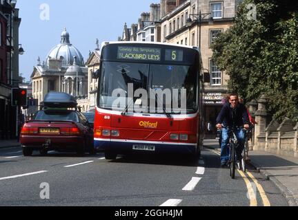 Lokale Busverbindungen und Radfahrer in High Street, Oxford, Oxfordshire, England, Großbritannien Stockfoto