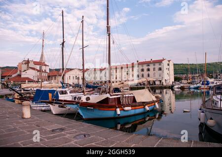 IZOLA, SLOWENIEN - 13. JUNI 2021: Marina Izola-valobran. Alte Retro-Segelyachten und Boote, die am Dock geparkt sind. Sommerferien an der Adria .Izola, Slo Stockfoto