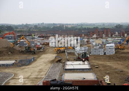 Bau einer großen Wohnsiedlung in Milton Keynes. Traditionelle Backsteinkonstruktion. Stockfoto