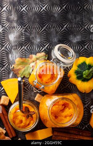 Süße hausgemachte Kürbiskonfitüre im Glas Stockfoto