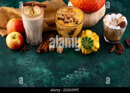 Set aus Herbst-Smoothie mit Kürbis, Apfel und Pecan Stockfoto