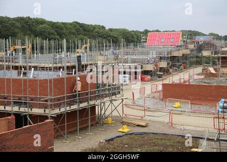 Bau einer großen Wohnsiedlung in Milton Keynes. Traditionelle Backsteinkonstruktion. Stockfoto