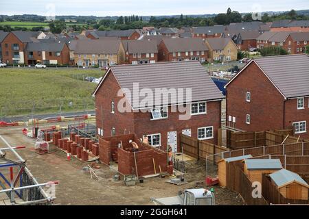 Bau einer großen Wohnsiedlung in Milton Keynes. Traditionelle Backsteinkonstruktion. Stockfoto