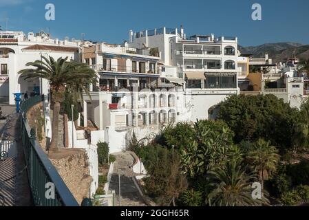 Nerja in Spanien: Bars und Restaurants mit Blick auf den Playa Calahonds Stockfoto