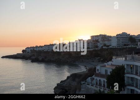 Andalusien in Spanien: Sonnenuntergang über der Playa el Salón, Nerja Stockfoto