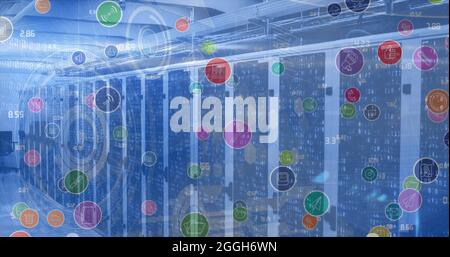 Abbildung von digitalen Symbolen und Scopes, die im Hintergrund über Computerserver scannen Stockfoto