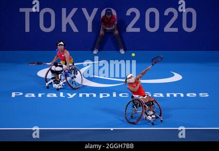 Im Ariake Tennis Park treten die Japanerinnen Momoko Ohtani (links) und Yui Kamiji am achten Tag der Paralympischen Spiele in Tokio 2020 in Japan gegen die Niederländer Diede de de Groot und Aniek van Koot im Halbfinale des Frauen-Rollstuhlfahrers im Semifinale der Frauen in Japan an. Bilddatum: Mittwoch, 1. September 2021. Stockfoto