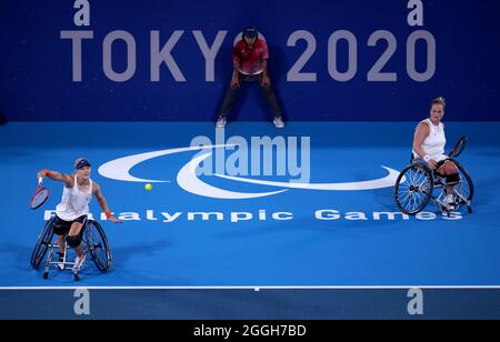 Diede de de Groot (links) und Aniek van Koot treten am achten Tag der Paralympischen Spiele in Tokio 2020 in Japan im Halbfinale des RollstuhlTennis Women's Doubles im Ariake Tennis Park gegen die Japanerin Yui Kamiji und Momoko Ohtani an. Bilddatum: Mittwoch, 1. September 2021. Stockfoto