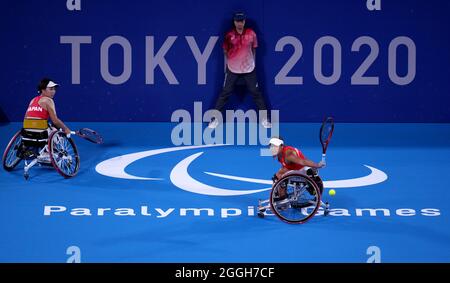 Im Ariake Tennis Park treten die Japanerinnen Momoko Ohtani (links) und Yui Kamiji am achten Tag der Paralympischen Spiele in Tokio 2020 in Japan gegen die Niederländer Diede de de Groot und Aniek van Koot im Halbfinale des Frauen-Rollstuhlfahrers im Semifinale der Frauen in Japan an. Bilddatum: Mittwoch, 1. September 2021. Stockfoto