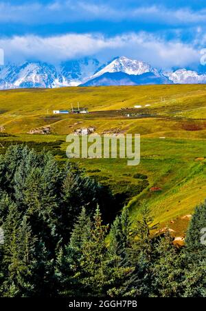 Sunan, Sunan, China. September 2021. Am 31. August 2021, die wunderschöne Landschaft von Kangle Grassland im Autonomen Bezirk Sunan Yugu, Stadt Zhangye, Provinz Gansu, unter den Qilianischen Bergen. Im Frühherbst liegt das Kangle Grassland im Autonomen Bezirk Sunan Yugu, Stadt Zhangye, Provinz Gansu, am nördlichen Fuße des Qilianischen Gebirges. Die schneebedeckten Berge und Schneeszenen ergänzen sich, die Wiesen und Bäume sind vom Herbstwind durchnässt. Farbige Kleidung, die bunten Herbstfarben, die vom Herbstgrasland unter der aufgehenden Sonne nach dem Regen umrissen werden, sind wie Öl p Stockfoto