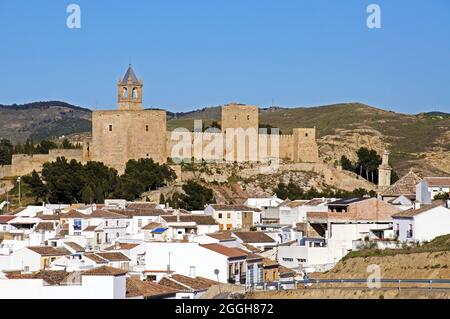 Blick auf die maurische Burg mit Stadthäusern im Vordergrund, Antequera, Provinz Malaga, Andalusien, Spanien, Europa. Stockfoto