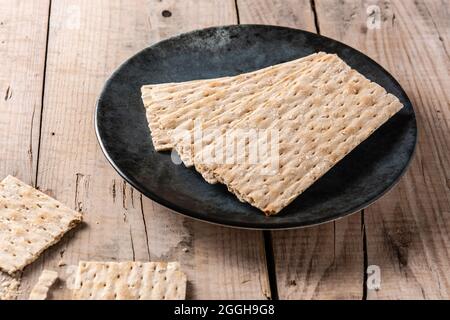 Traditionelles Matzah-Brot auf rustikalem Holztisch Stockfoto