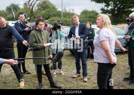 Shepherds Close Farm, Wotton-under-Edge, Gloucestershire, Großbritannien. August 2021. Die Besitzerin von Geronimo, Helen Macdonald, gibt dem eine emotionale Erklärung ab Stockfoto