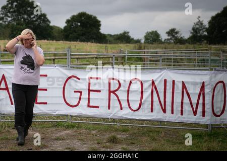 Shepherds Close Farm, Wotton-under-Edge, Gloucestershire, Großbritannien. August 2021. Die Besitzerin von Geronimo, Helen Macdonald, gibt dem eine emotionale Erklärung ab Stockfoto