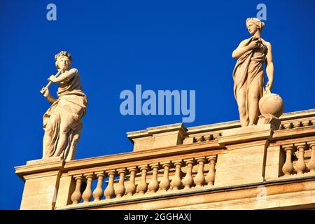 FRANKREICH. GIRONDE (33) BORDEAUX. STATUEN AN DER FRONT DER GRAND OPERA Stockfoto