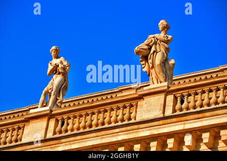 FRANKREICH, GIRONDE (33) BORDEAUX. STATUEN AN DER FRONT DER GRAND OPERA Stockfoto