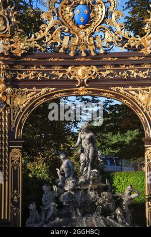 FRANKREICH, MEURTHE-ET-MOSELLE (54) NANCY, STANISLAS-STATUE AUF DEM STANISLAS-PLATZ (UNESCO-WELTKULTURERBE). NEPTUNBRUNNEN, SCHMIEDEEISERNE TORE VON JEAN LAMOUR Stockfoto