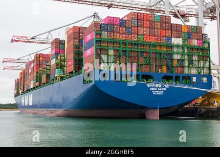 Frachtcontainer-Kisten auf HMM Gaon Monrovia, die im August an den Southampton Docks in Hampshire, Großbritannien, ankerten Stockfoto