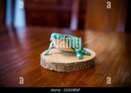 Gefälschter Frosch aus Holz auf einem Tisch Stockfoto