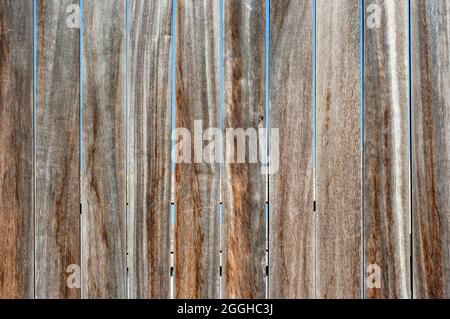 Alte Holzplanken Wand Zaun backgorund oder Textur mit blauem Himmel Stockfoto