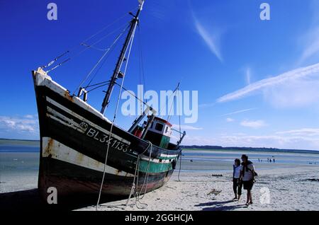 FRANKREICH. MANCHE (50) THE CROTOY. BOOT AM STRAND GESTRANDET Stockfoto