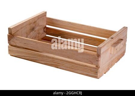 Holzkiste mit Kiefernlatten für Obst oder Gemüse in einem Bauernhof oder Geschäft auf weißem Hintergrund verwendet. Stockfoto
