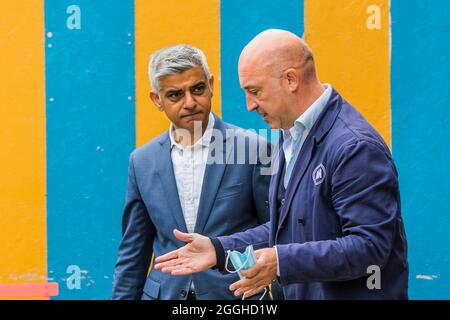 London, Großbritannien. September 2021. Ankunft und Treffen mit dem Eigentümer - Bürgermeister von London Sadiq Khan besucht den Lebensmittel- und Getränkemarkt Mercato Metropolitano (MM) an ihrem Standort in Elephant and Castle, um über sein Kompetenzangebot für Londoner und seinen Plan für Qualifikationsakademien zu sprechen. Dies bietet Arbeitslosen und niedrig bezahlten Londonern die Möglichkeit, sich kostenlos umzubilden, um Qualifikationen und Arbeitsplätze in einer Reihe von Branchen wie Gastgewerbe, Digital, Gesundheit und der grünen Wirtschaft zu sichern. Der Bürgermeister trifft Studenten, die vor kurzem Kurse im Gastgewerbe und im digitalen Sektor abgeschlossen haben, darunter zwei Lernende, die fr profitiert haben Stockfoto