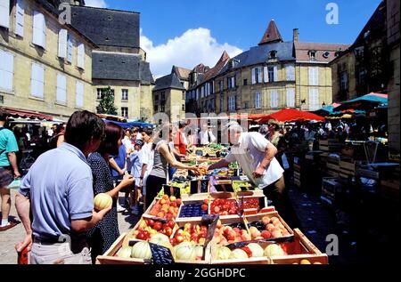 FRANKREICH, DORDOGNE (24) SARLAT-MARKT Stockfoto