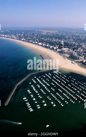 FRANKREICH. LOIRE-ATLANTIQUE (44) LUFTAUFNAHME DES HAFENS VON LE PORNICHET, AM STRAND VON LA BAULE Stockfoto