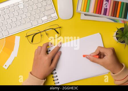 Kreative Frau Zeichnung Bild mit auf Notebook. Stockfoto