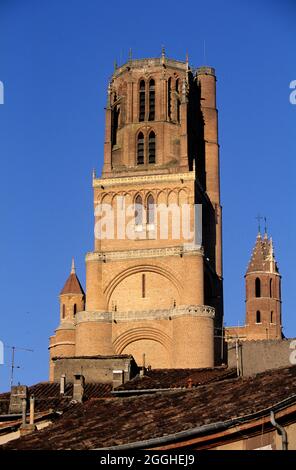 FRANKREICH. TARN (81) STADT ALBI. DIE KATHEDRALE SAINTE-CECILE, DIE AUF EINEM FELSEN OBERHALB DES FLUSSES TARN ERBAUT WURDE, IST EINES DER WICHTIGSTEN ZIEGELDENKMÄLER O Stockfoto