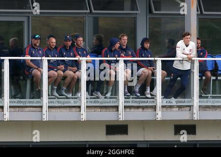 Die Essex-Spieler blicken vom Balkon der Umkleidekabinen während des Glamorgan CCC gegen Essex CCC, LV Insurance County Championship Division 2 Cricket im Stockfoto