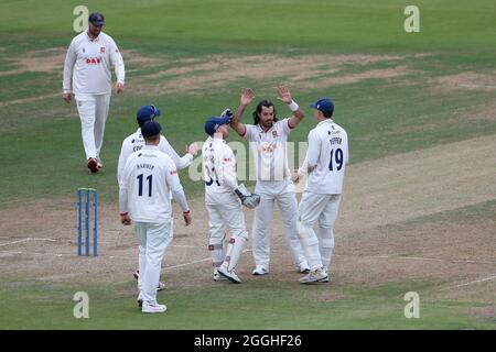 Shane Snater aus Essex feiert mit seinen Teamkollegen, nachdem er Dan Douthwaite während des Glamorgan CCC gegen Essex CCC, LV Insurance County, in den Dickicht genommen hatte Stockfoto