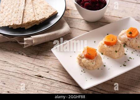 Traditioneller jüdischer gefilter Fisch auf Holztisch Stockfoto