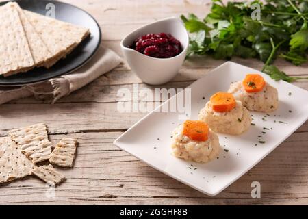 Traditioneller jüdischer gefilter Fisch auf Holztisch Stockfoto