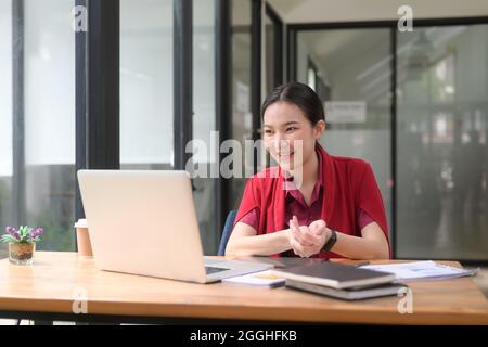 Junge Unternehmerin mit Videoanruf mit ihrem Geschäftspartner. Stockfoto