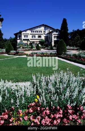 FRANKREICH. PYRENEES-ATLANTIQUES (64) BASKENLAND. ARNAGA VILLA GARDENS (EDMONT ROSTAND MUSEUM, CYRANO DE BERGERAC AUTHOR'S) IM DORF CAMBO-LES-BAINS Stockfoto