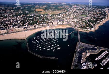 FRANKREICH. LOIRE-ATLANTIQUE (44) HAFEN DER STADT PORNICHET, AM STRAND VON LA BAULE (LUFTAUFNAHME) Stockfoto