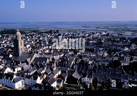 FRANKREICH. LOIRE-ATLANTIQUE (44) HALBINSEL GUERANDE. AEERIAL BLICK AUF SAINT-GUENOLE GLOCKENTURM VON BATZ-SUR-MER DORF Stockfoto