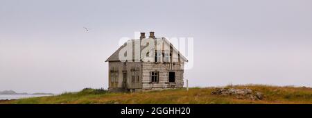 Altes gruseliges Haus auf der Insel Røst in den Lofoten Norwegen. Norwegische Kultur. Stockfoto