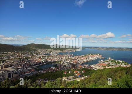 Luftaufnahme von Bergen in Norwegen. Foto vom Berg Fløyen. Stockfoto