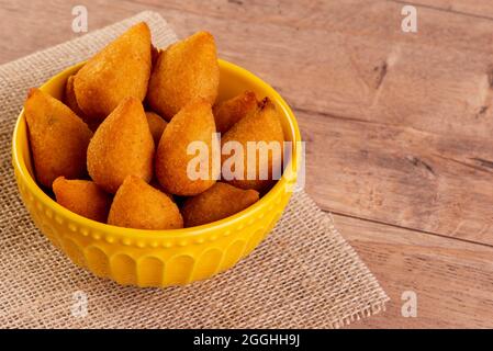 Traditioneller brasilianischer frittierter Snack mit Huhn, bekannt als „Coxinha“. Stockfoto