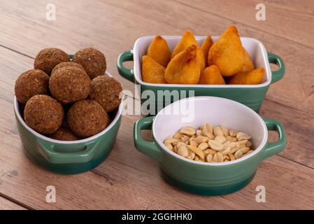 Mischung aus gebratenem herzhaften Snack mit Coxinha, Kebab und gerösteten und gesalzenen Erdnüssen. Stockfoto