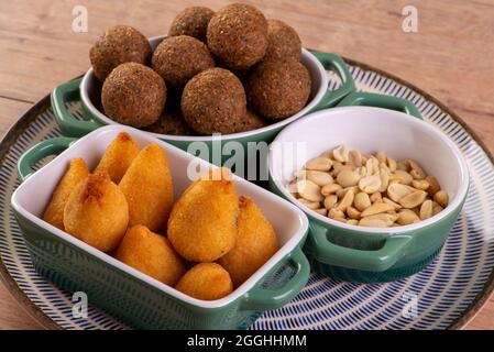 Mischung aus gebratenem herzhaften Snack mit Coxinha, Kebab und gerösteten und gesalzenen Erdnüssen. Stockfoto