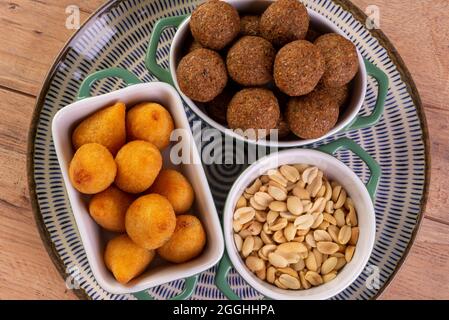 Mischung aus gebratenem herzhaften Snack mit Coxinha, Kebab und gerösteten und gesalzenen Erdnüssen. Stockfoto