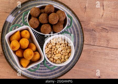 Mischung aus gebratenem herzhaften Snack mit Coxinha, Kebab und gerösteten und gesalzenen Erdnüssen. Stockfoto