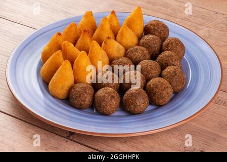 Brasilianischer frittierter herzhafter Snack-Mix mit Coxinha und gebratenem Kibbeh. Stockfoto